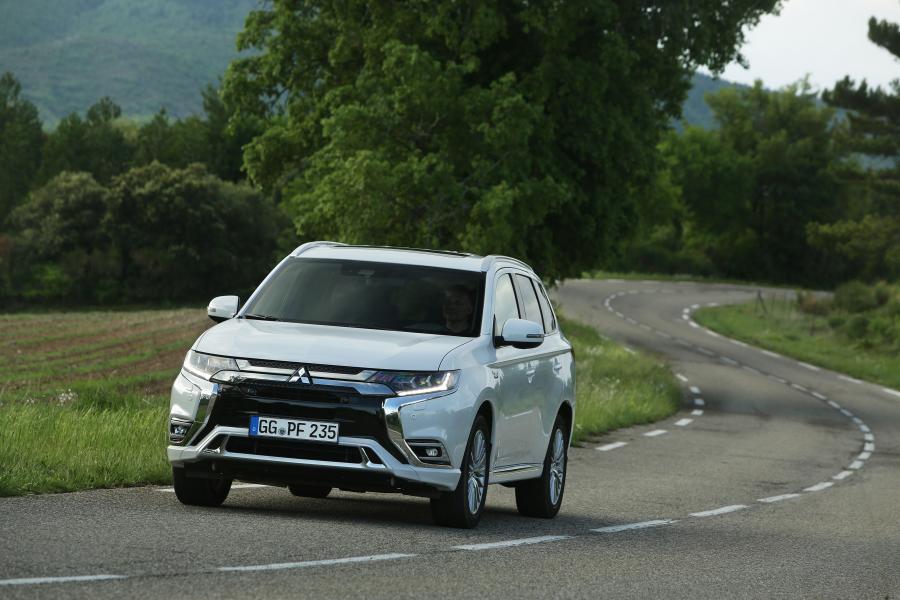  Mitsubishi Outlander PHEV 2018 года  (WW) (фото 40 из 43)